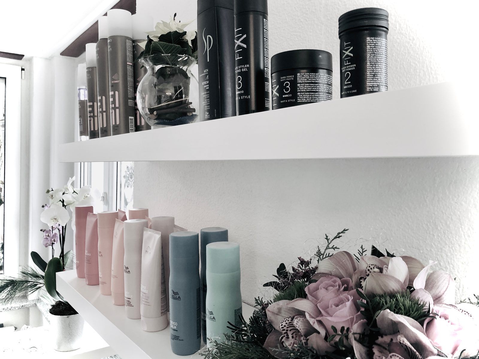 Salon-Innenraum von Coiffure Agnesa in Münchenstein — Frisierstuhl und Spiegel